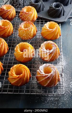 Kleine Zitronenkuchen mit Süßwarenzucker Stockfoto