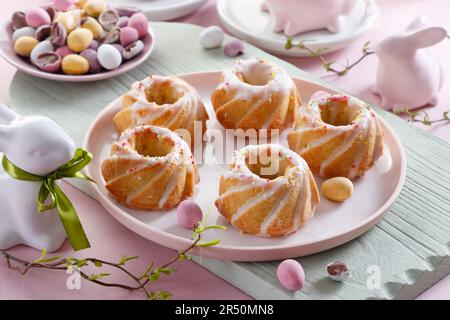 Mini-Zitronen-Gebäck zu Ostern Stockfoto