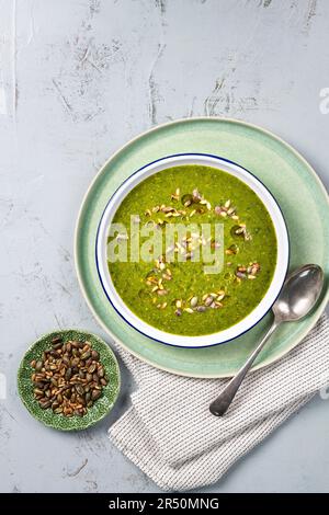 Vegane Spinatsuppe Stockfoto
