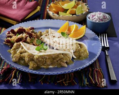 Schweinefleisch chile verde in Mehltortillas gerollt mit Reis und schwarzen Bohnen Stockfoto