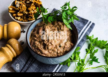 Traditionelle georgische Logio mit Walnüssen auf Betontisch serviert Stockfoto