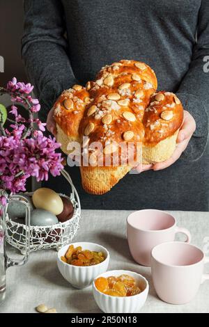 Colomba: Traditioneller italienischer osterkuchen mit Mandeln in den Händen der Frau Stockfoto