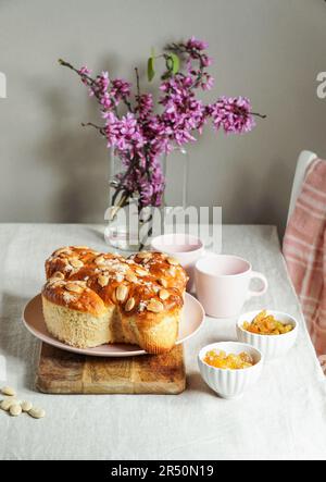 Colomba di Pasqua (traditioneller italienischer Ostertaubenkuchen mit Mandeln) Stockfoto