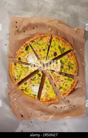 Käsequiche mit Lachs, Eiern und Brokkoli Stockfoto