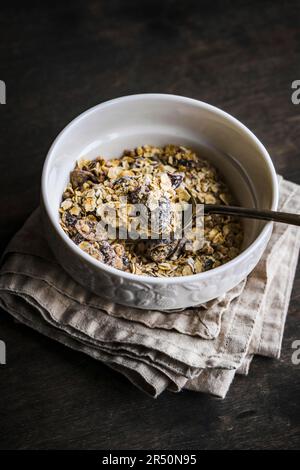 Gesundes Frühstück mit Haferflocken und Beeren in der Schüssel serviert Stockfoto