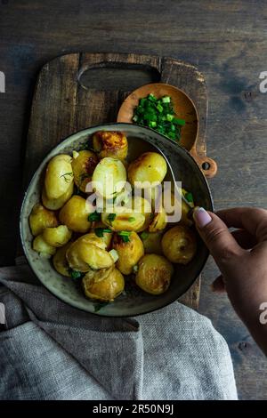 Bratkartoffeln mit Frühlingszwiebeln und Dill Stockfoto