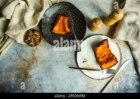 Bio Kürbisscheiben im Ofen mit Honig und Walnüssen geröstet Stockfoto