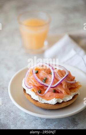 Bagel mit Frischkäse, Lachs, Kapern und Zwiebeln Stockfoto