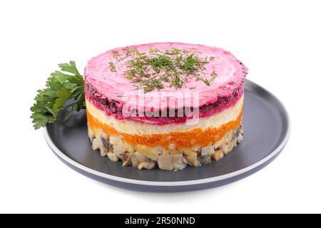 Hering unter Pelzmantel-Salat isoliert auf weiß. Traditionelles russisches Gericht Stockfoto