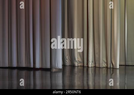 Leerer Tisch mit geschlossenem weißem Vorhang, Fotostruktur im Hintergrund Stockfoto