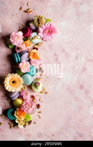 Farbenfrohe Makronen mit Blumen Stockfoto