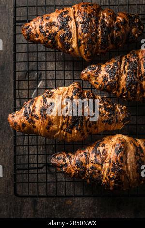 Frisch gebackene Croissants auf einem Backständer Stockfoto