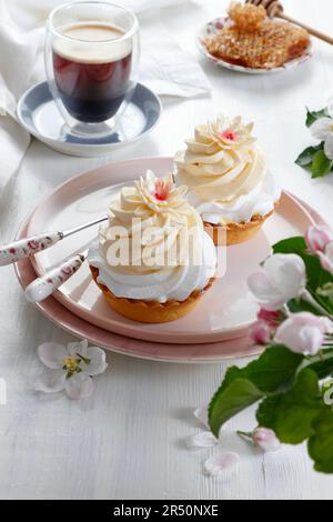 Törtchen mit Baiser und Sahne Stockfoto