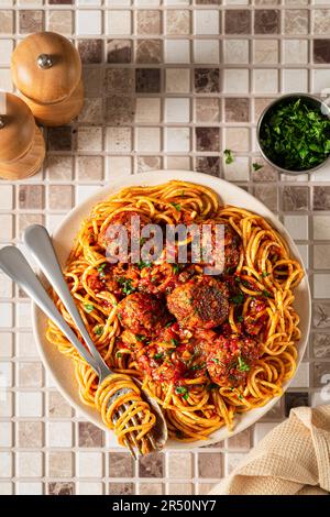 Fleischbällchen in Tomatensoße mit Spaghetti auf einem Teller Stockfoto