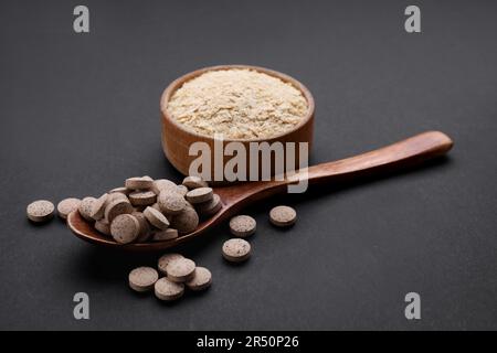 Verschiedene Arten von Bierhefe auf schwarzem Hintergrund Stockfoto