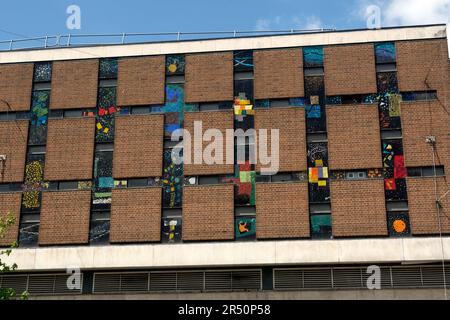 Glasmosaiken von Fred Millett auf dem Locarno Ballroom, Smithford Way, Coventry, West Midlands, England, UK Stockfoto