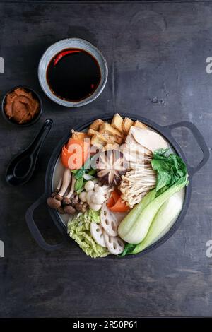 Heiße Suppe mit Chinakohl, Pilzen und in einer cremigen und herzhaften Sojamilch-Brühe gekocht Stockfoto