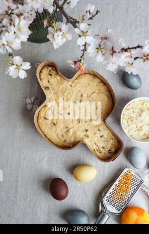 Colomba: Italienischer Osterkuchen mit Mandeln in Taubenform, ungebacken Stockfoto