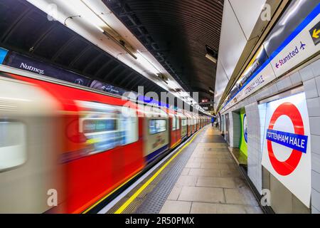 London, Vereinigtes Königreich - 17. März 2023: Ein fahrender Zug an einer Londoner U-Bahn-Station. Stockfoto