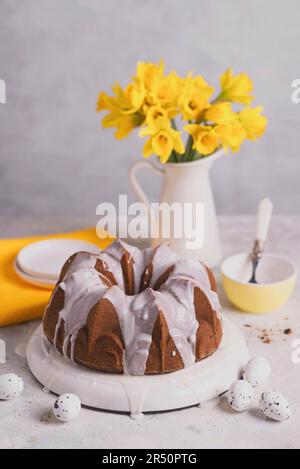 Ostermandelkuchen mit Zuckerguss Stockfoto