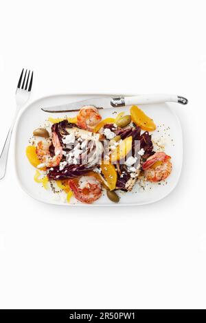 Radicchio-Feta-Salat mit Garnelen und Orangen Stockfoto