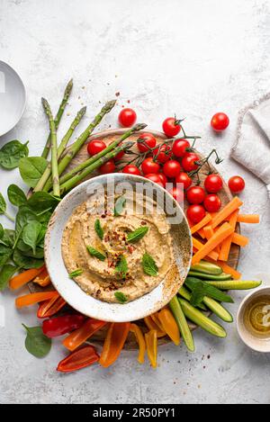 Geröstete Aubergine Dip mit Gemüsestöcken Stockfoto