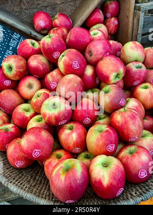 Pink Lady Apples auf einem Bauernmarkt in Kapstadt, Südafrika Stockfoto