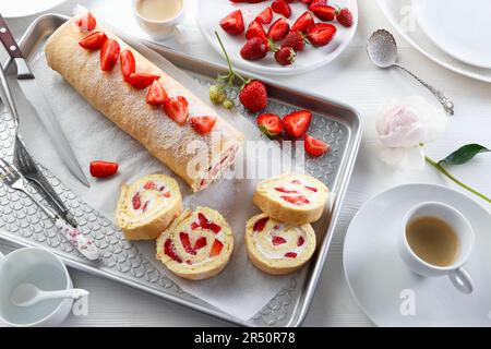 Biskuitkuchen-Roulade mit Schlagsahne und frischen Erdbeeren Stockfoto