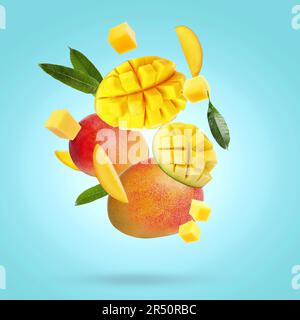 Köstliche Mangofrüchte und Blätter auf türkisfarbenem Hintergrund Stockfoto