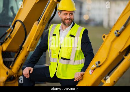 Buider-Mann in Anzug und Schutzhelm. Bauinvestor. Geschäftsmann-Investor vor der Baustelle. Erfolgreicher Investor. Ein hübscher Mann im Anzug Stockfoto
