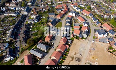 Luftaufnahme des Millers Retreat, einer neuen Wohnsiedlung, die auf einem Grünfeld am Rande von Walmer, Deal, Kent, gebaut wird Stockfoto