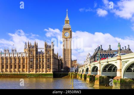 London, Vereinigtes Königreich. Der Palast von Westminster, Big Ben und Westminster Bridge bei Sonnenaufgang. Stockfoto