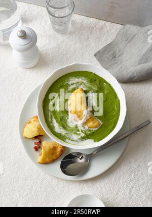 Knoblauchsuppe (Rampe) mit Teigtaschen gefüllt mit Speck Stockfoto