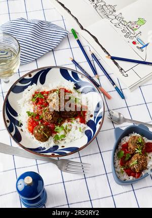 Fleischbällchen mit Reis in Tomatensoße Stockfoto