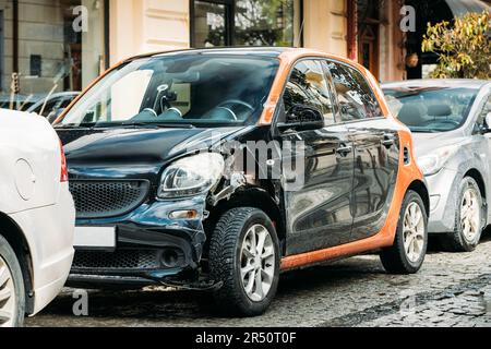 Zerbrochene zerkratzte und Dent Stoßfänger Fender Car nach Zusammenstoß. Zerkratzt Mit Tiefem Lackschaden. Abgestürztes Auto auf der City Street geparkt. Auto-Wrack Stockfoto