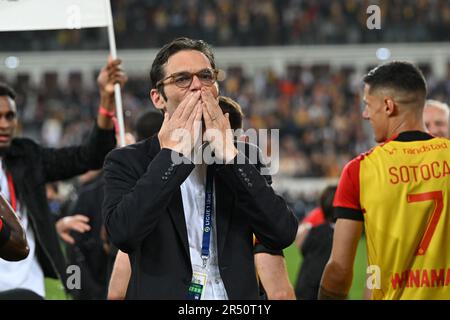 Präsident Joseph Oughourlian von RC Lens feierte mit seinen Spielern von RC Lens nach dem Sieg eines Fußballspiels zwischen T Racing Club de Lens und AC Ajaccio am 37. Spieltag der Ligue 1 Uber Eats Saison 2022-2023 am Sonntag, dem 27. Mai 2023 in Lens , Frankreich . FOTO SPORTPIX | David Catry Stockfoto