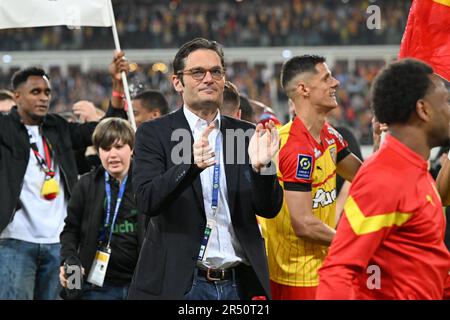 Präsident Joseph Oughourlian von RC Lens feierte mit seinen Spielern von RC Lens nach dem Sieg eines Fußballspiels zwischen T Racing Club de Lens und AC Ajaccio am 37. Spieltag der Ligue 1 Uber Eats Saison 2022-2023 am Sonntag, dem 27. Mai 2023 in Lens , Frankreich . FOTO SPORTPIX | David Catry Stockfoto