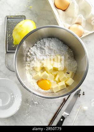 Herstellung von Shortcrust-Gebäck: Zutaten in einer Metallschüssel Stockfoto