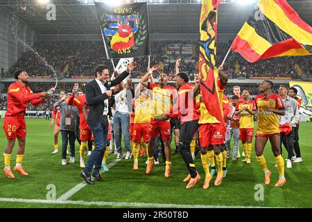 Präsident Joseph Oughourlian von RC Lens feierte mit seinen Spielern von RC Lens nach dem Sieg eines Fußballspiels zwischen T Racing Club de Lens und AC Ajaccio am 37. Spieltag der Ligue 1 Uber Eats Saison 2022-2023 am Sonntag, dem 27. Mai 2023 in Lens , Frankreich . FOTO SPORTPIX | David Catry Stockfoto