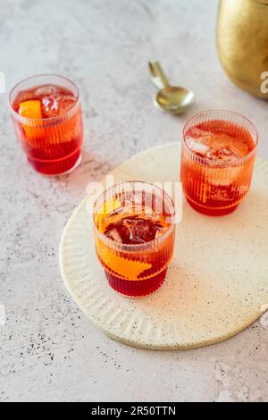 Negroni Sbgaliato (verwechselt Negroni) - hergestellt aus Campari, rotem Wermut, Prosecco Stockfoto