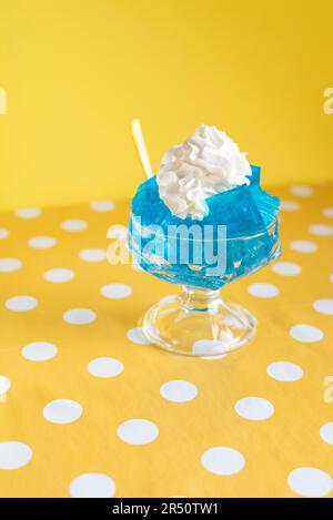 Pop-Art-Bild mit blauem Gelee und Schlagsahne Stockfoto
