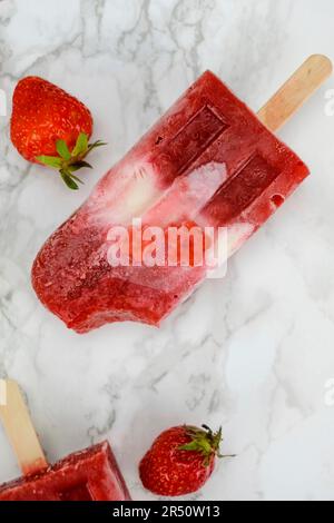 Erdbeerjoghurt-Eiscreme-Pops Stockfoto