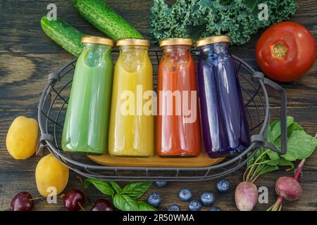 Flaschen mit verschiedenen Obst- oder Gemüsesäften Stockfoto