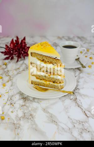 Ein Stück vegane Passionsfrucht-Mango-Torte Stockfoto