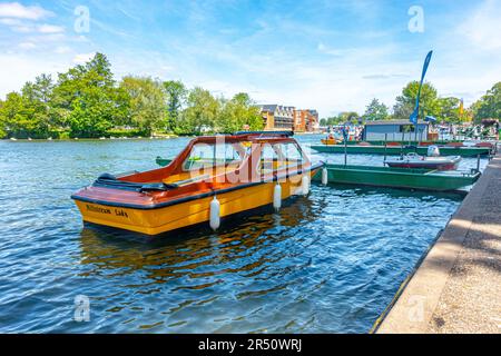 Boote, die am Ufer der Themse in Windsor in Berkshire, Großbritannien, an sonnigen Tagen vor blauem Himmel vor Anker gingen Stockfoto