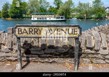 Ein Straßenschild zur Barry Avenue in Windsor, Großbritannien, mit einem Kreuzfahrtschiff auf der Themse dahinter. Stockfoto