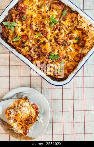 Vegetarische Lasagne mit Butternusskürbis, Tomaten und Parmesankäse Stockfoto