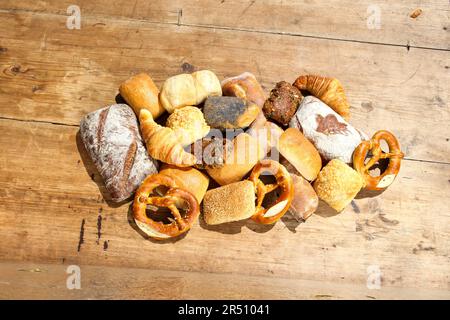 Verschiedene frisch gebackene Waren auf einem Holztisch Stockfoto