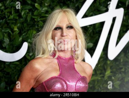 London, Großbritannien. 02. Dezember 2019. Donatella Versace nimmt an den Fashion Awards 2019 in der Royal Albert Hall in London, England, Teil. (Foto: Fred Duval/SOPA Images/Sipa USA) Guthaben: SIPA USA/Alamy Live News Stockfoto
