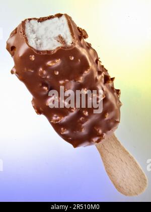 Kokosnusseis mit Schokoladenglasur, serviert auf einem Eisstiel Stockfoto